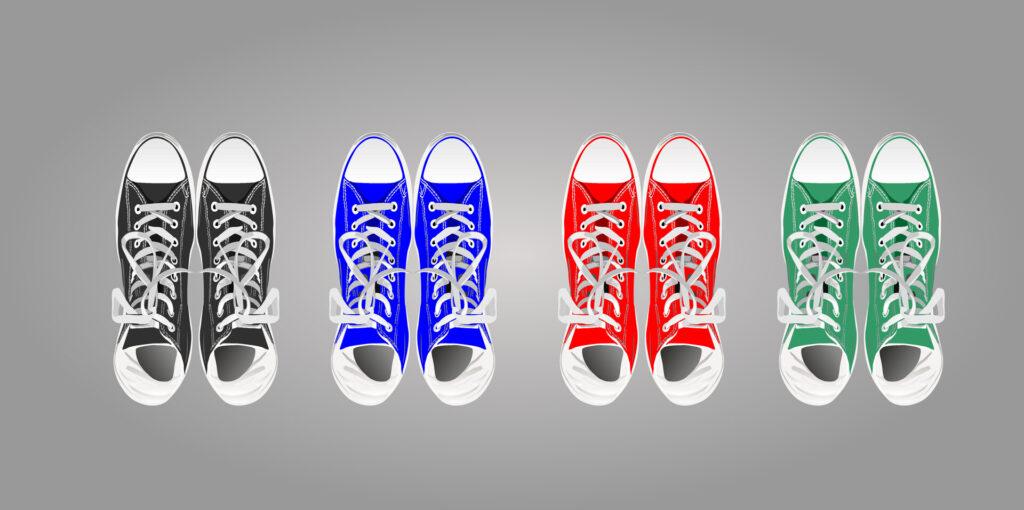 Set aus verschieden farbigen Converse Turnschuhen, realistische Vektorillustration.