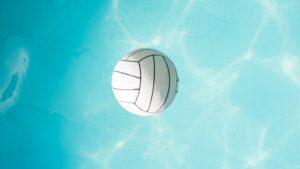 Volleyball schwimmt im Poolwasser