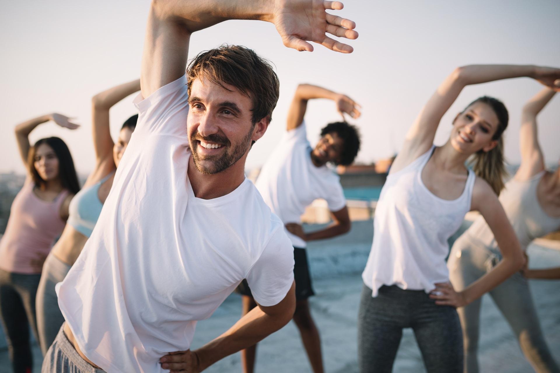 Menschen beim gemeinsamen Stretching | Pools